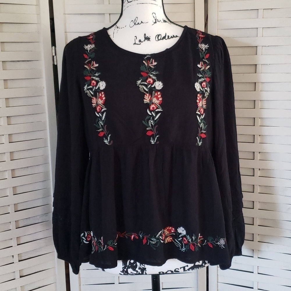 American Eagle Outfitters black long sleeve embroidery open back blouse size S